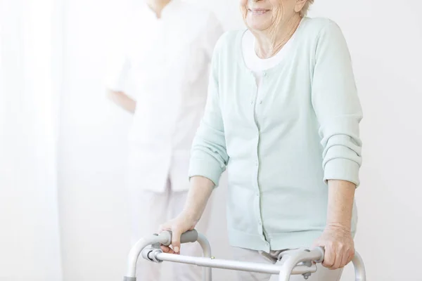 Gehandicapte bejaarde vrouw in blauwe trui — Stockfoto