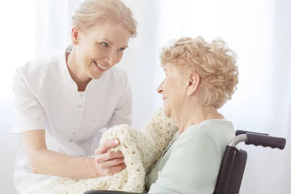 Pensionär på rullstolen sjuk på osteoporos — Stockfoto