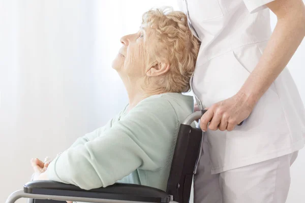 Assistent helpt bejaarde vrouw — Stockfoto
