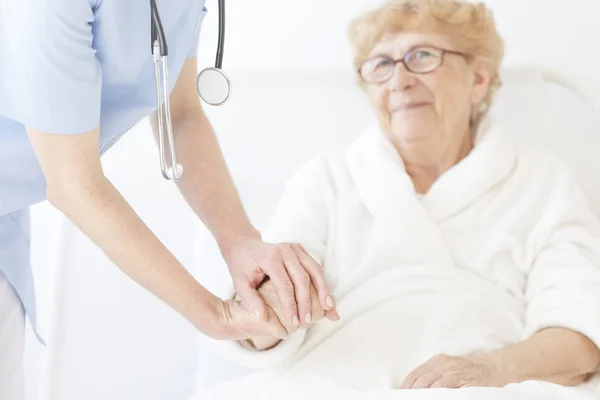 Médecin en uniforme bleu et stéthoscope — Photo