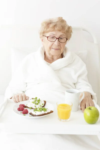 Großmutter im weißen Morgenmantel — Stockfoto