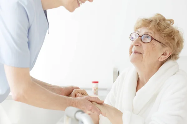 Anne Osteoporoz üzerinde hasta — Stok fotoğraf