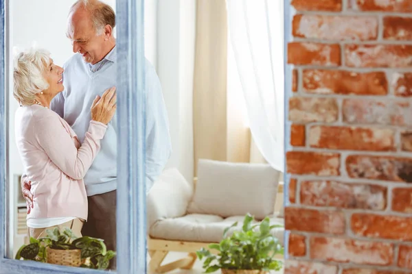 Mujer y hombre en el apartamento — Foto de Stock