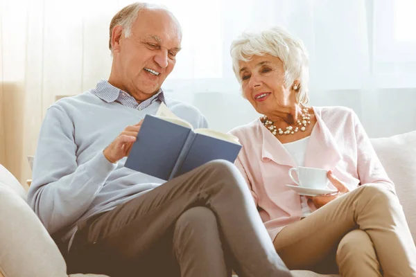 Uomo che tiene un libro — Foto Stock