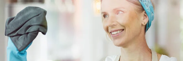 Mujer sonriente sosteniendo un paño —  Fotos de Stock