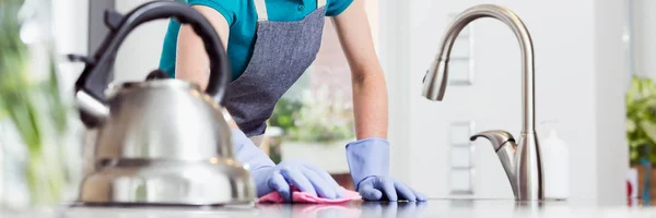 Woman wiping countertop — Stock Photo, Image