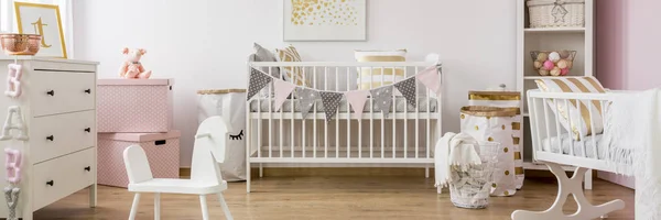 Goud en roze baby kamer — Stockfoto