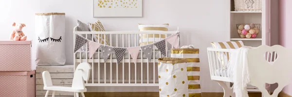 Vita barn rum med babysäng — Stockfoto