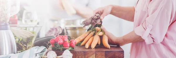 Verduras en el escritorio —  Fotos de Stock