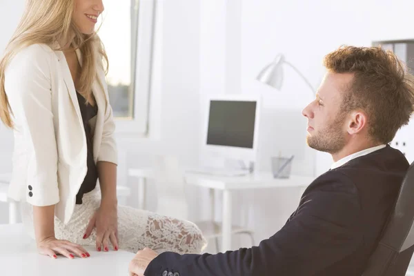 Frau sitzt auf dem Tisch — Stockfoto