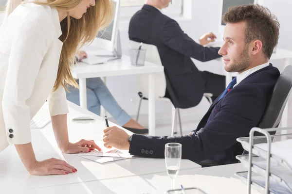 Blonde Frau verführt einen Chef — Stockfoto