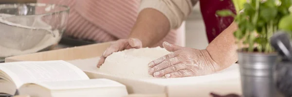 Бабушка готовит тесто — стоковое фото