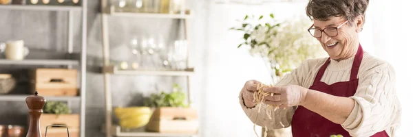 Nonna preparare la pasta — Foto Stock