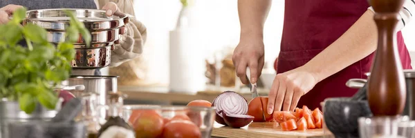 Женщина готовит томатный соус — стоковое фото