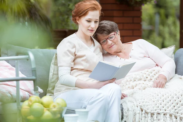 Ältere Dame ruht sich aus — Stockfoto