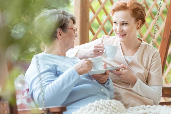 Пенсионер пьет чай — стоковое фото
