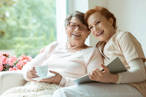 Büyükanne torunu ile gülüyor — Stok fotoğraf