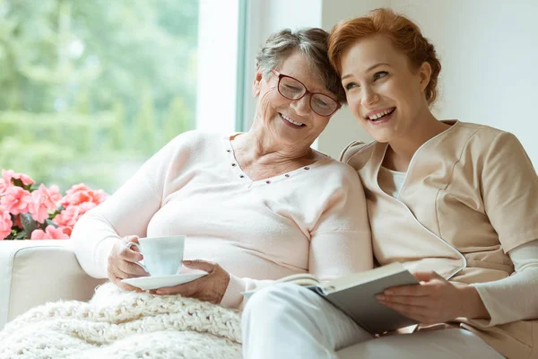 Enkelin arbeitet als Krankenschwester — Stockfoto