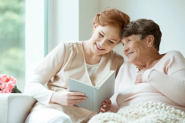 Ladies sitting on the couch — Stock Photo, Image