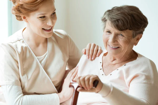 Nipote prendersi cura della nonna — Foto Stock