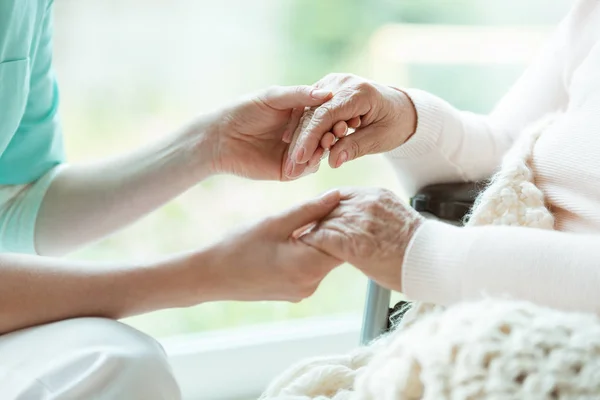 Enfermeira segurando as mãos do paciente — Fotografia de Stock