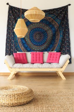 Duvardaki malzemesi ile kanepe