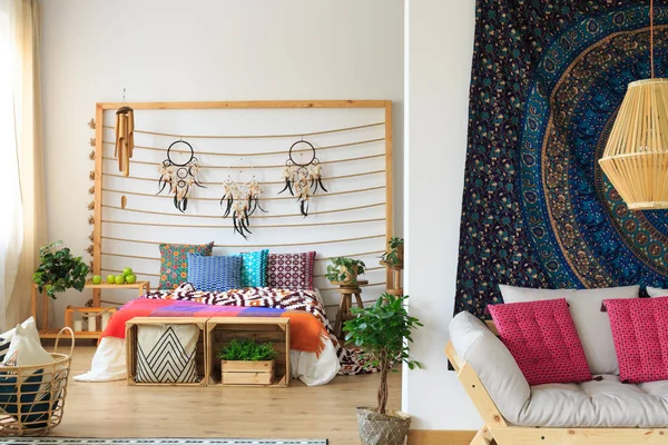 Färgglada sovrum med dreamcatcher dekoration — Stockfoto