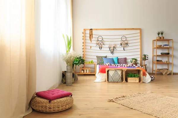 Dormitorio con decoración de cama étnica — Foto de Stock