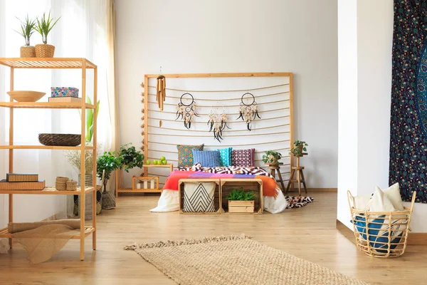 Schlafzimmer in ethnisch gestalteter Wohnung — Stockfoto