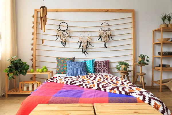 Спальня с цветной кроватью — стоковое фото