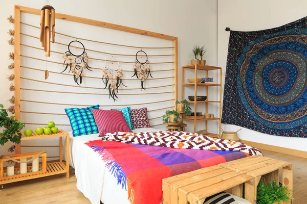 Camera da letto colorata in stile etnico — Foto Stock