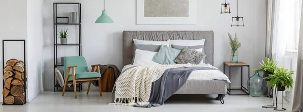 Gezellige mint en grijze slaapkamer — Stockfoto