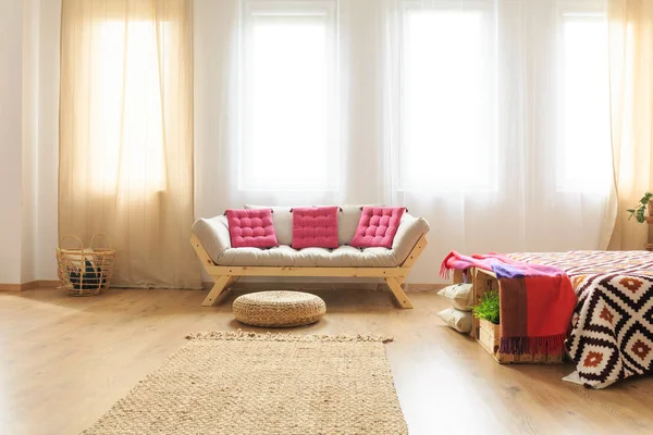 Диван с розовыми подушками — стоковое фото