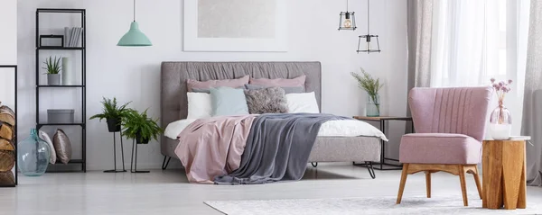 Poeder roze stoel in slaapkamer — Stockfoto