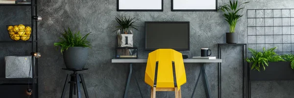 Cadeira de designer no quarto de escritório — Fotografia de Stock