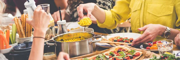 Gemeinsamer Tisch mit gesundem Essen — Stockfoto