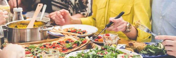 Gruppe von Freunden beim Abendessen — Stockfoto