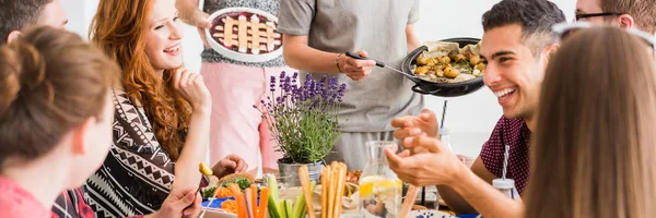 Freunde bekommen ihr Essen serviert — Stockfoto