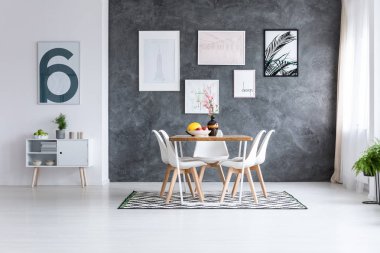 Beyaz dolap ile yemek odası