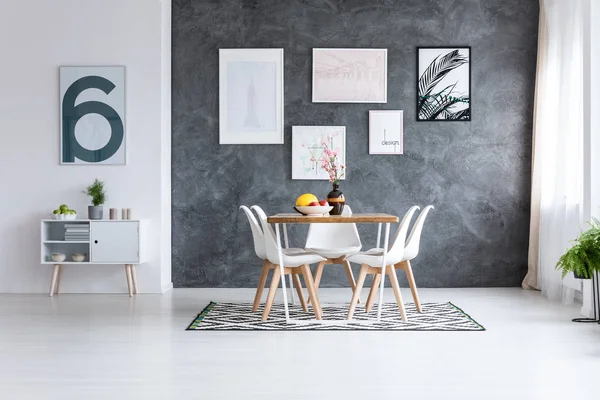 Sala da pranzo con armadio bianco — Foto Stock