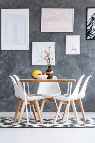 Meja kayu di ruang makan — Stok Foto