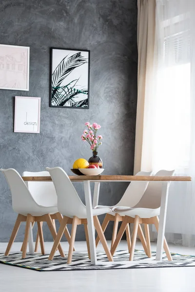 Decoratieve vaas op de eettafel — Stockfoto