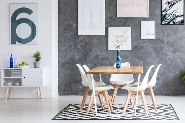 Alfombra con dibujos en el comedor — Foto de Stock