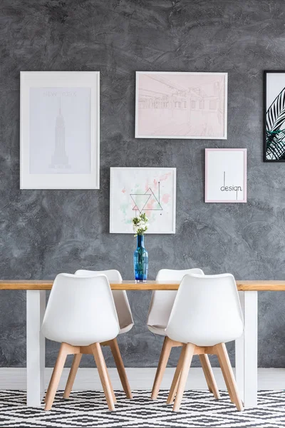 対称的にセットの椅子の部屋 — ストック写真