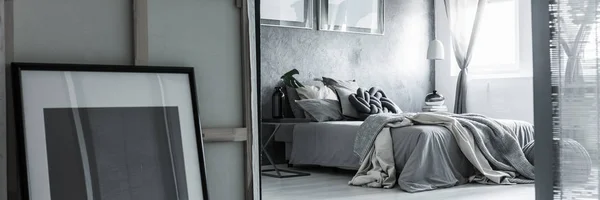 Graues Schlafzimmer mit Chaos auf dem Bett — Stockfoto