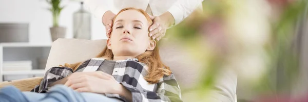 Masaje facial para aliviar el estrés — Foto de Stock