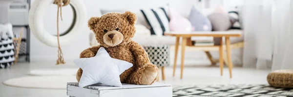 Grote teddy beer op girly kamer — Stockfoto
