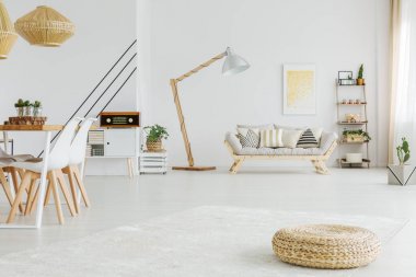 Beyaz halı tasarlanmış çatı katında