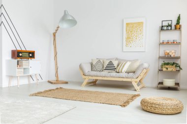 Kahverengi halı ile tasarlanmış iç