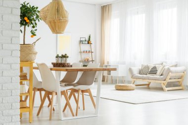 Yemek masası ile açık alan